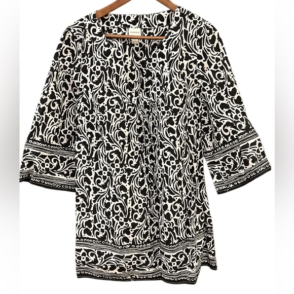 Venezia Tops - Venezia Black and White Whimsical Blouse w/ 3/4 sleeve Size 14/16